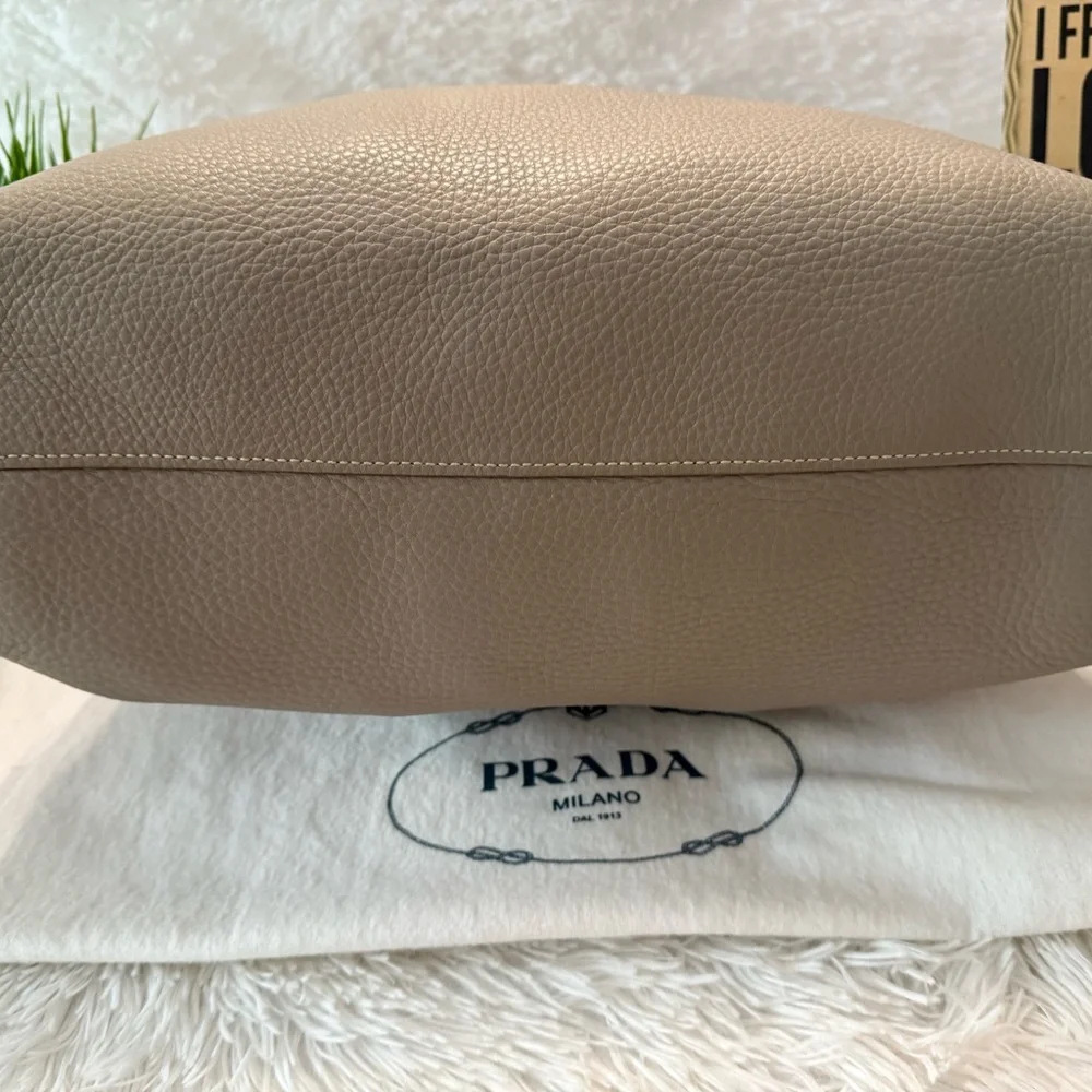 🎉HP🎉Prada Vitello Daino Tote/Satchel Handbag in Argilla Gray - Picture 15 of 16